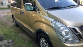 SELLING HYUNDAI Starex vgt 2010 gold