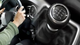 A step-by-step guide on how to drive a manual transmission