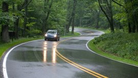 5 safety tips to drive on the slippery roads