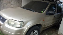 Selling 2nd Hand Ford Escape 2004 in Carmona