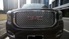 Selling Black Gmc Yukon 2015 at 25000 km 