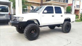 Selling White Toyota Hilux 2000 at 159000 km 