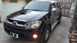 Selling Black Toyota Hilux 2010 at 85000 km 