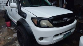 White Toyota Hilux 2005 for sale in Quezon City