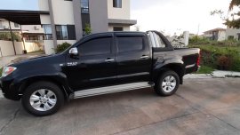 Black Toyota Hilux 2005 at 102000 km for sale 
