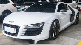 White Audi R8 2011 at 19000 km for sale 