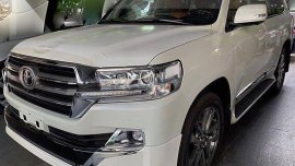 Selling White Toyota Land Cruiser 2019 Automatic Diesel