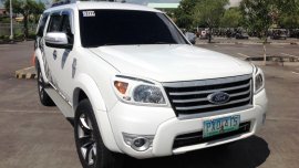 Selling White Ford Everest 2010 at 63000 km in Lucena 