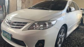 Selling White Toyota Corolla Altis 2013 at 52000 km 
