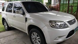 Selling White Ford Escape 2012 at 97000 km