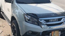 Isuzu Mu-X 2015 at 82000 km for sale 