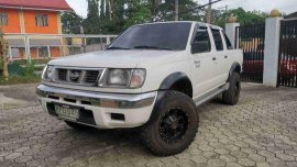 Selling White Nissan Frontier 2000 at 100000 km