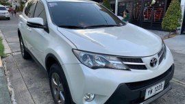 White Toyota Rav4 2015 at 31000 km for sale
