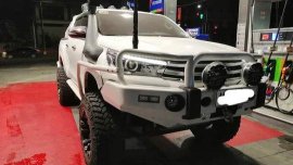White Toyota Hilux 2016 at 35000 km for sale  