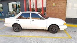 Selling White Nissan Sentra 1990 at 200000 km 