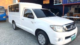 White Toyota Hilux 2009 for sale in Quezon City