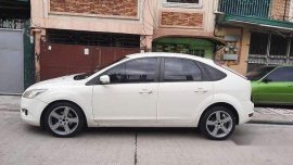 Sell White 2009 Ford Focus Hatchback 