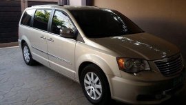 Selling Beige Chrysler Town And Country 2012 in Muntinlupa