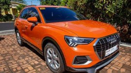Selling Orange Audi Q3 2020 at 300 km