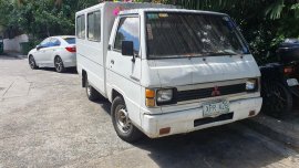 Selling White Mitsubishi L300 2004 in Manila