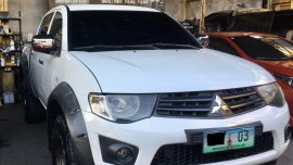 White Mitsubishi Strada 2012 for sale in Manual