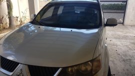 Selling White Mitsubishi Outlander 2009 in Manila
