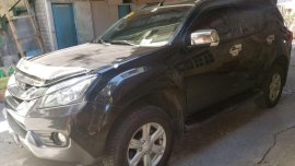 Selling Black Isuzu Mu-X 2016 in Manila