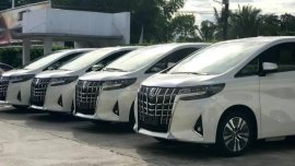 Selling White Toyota Alphard in Quezon City