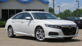 Selling White Honda Accord 2018 in Manila