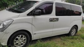 Selling White Hyundai Grand starex in Malabon
