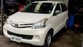 Selling White Toyota Avanza in Makati
