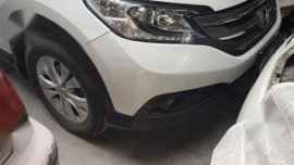 Selling White Honda Cr-V in Bonifacio