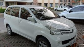 Selling White Toyota Avanza in Cebu City