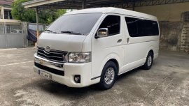 Selling White Toyota Hiace Super Grandia in Pateros