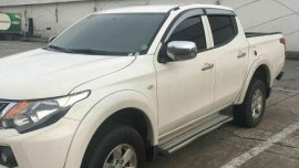 Selling Pearl White Mitsubishi Strada in Cainta