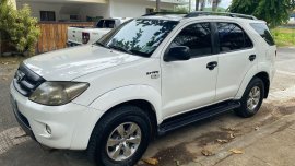 Selling White Toyota Fortuner 2005 in Makati