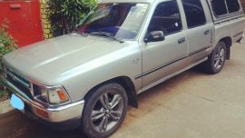 Selling Silver Toyota Hilux in Quezon City