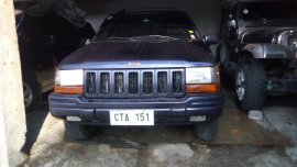 Selling Black Jeep Grand Cherokee 2011 in Quezon City