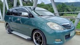 Toyota Innova G 2011 ( jade green metalic) 