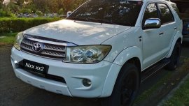 White Toyota Fortuner 2010 for sale in Las Pinas