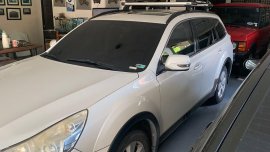 Selling Pearl White Subaru Outback 2010 in Quezon City