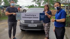 This Volkswagen dealer traveled over 400 km to deliver a Santana MT