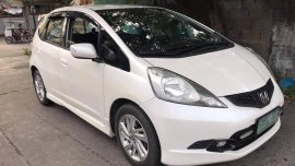 Selling White Honda Jazz 2010 in Valenzuela