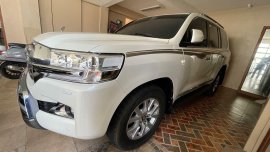 Selling White Toyota Land Cruiser 2017 in Makati