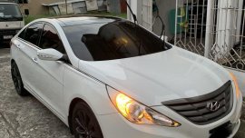 White Hyundai Sonata 2010 for sale in Quezon