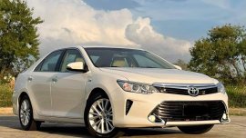  White Toyota Camry 2017
