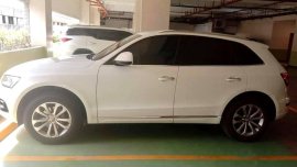 White Audi Q5 2015 