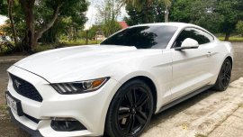 White Ford Mustang 2017