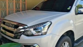 Sell Pearl White 2018 Isuzu Mu-X 