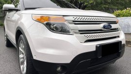White Ford Explorer 2013 